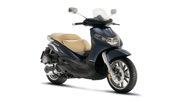 Piaggio Beverly 400 – Premium urban scooter designed for style and performance in Moto Athens.